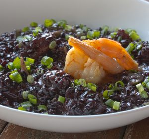 Risoto de arroz negro com camarões